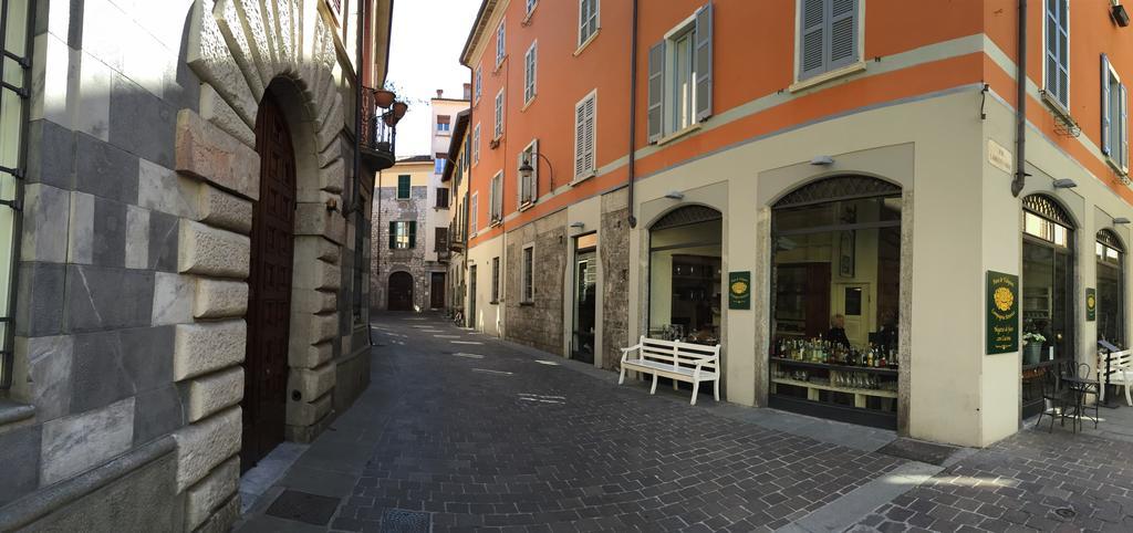 Ancient Courtyard Bonanomi In Como Historic Centre Værelse billede
