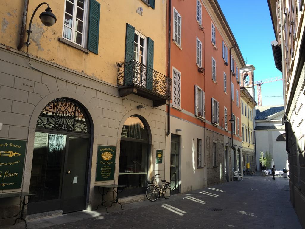 Ancient Courtyard Bonanomi In Como Historic Centre Værelse billede