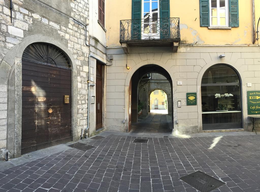 Ancient Courtyard Bonanomi In Como Historic Centre Værelse billede